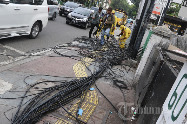 Petugas Bina Marga Memutus Kabel Jaringan Telephone
