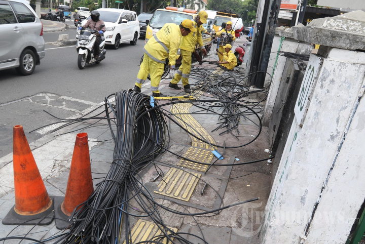 Petugas Bina Marga Memutus Kabel Jaringan Telepon