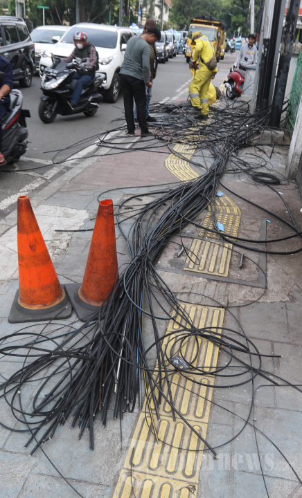 Petugas Bina Marga Memutus Kabel Jaringan Telepon