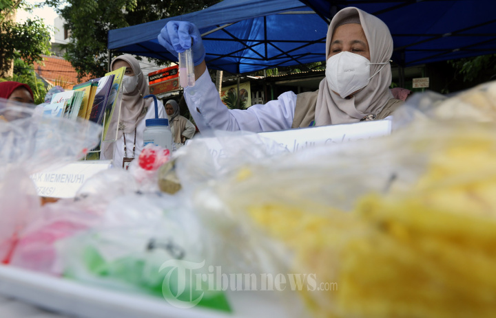 Petugas BPOM Memeriksa Takjil Pedagang Takjil Ramadan