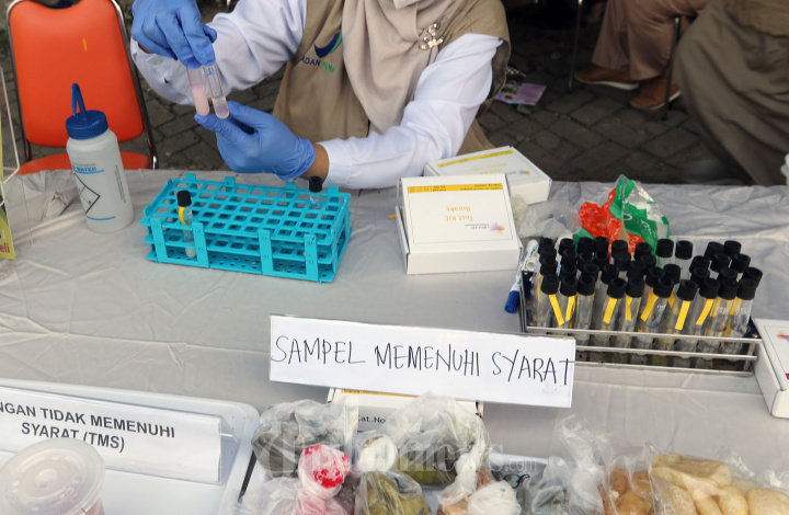 Petugas BPOM Memeriksa Takjil Pedagang Takjil Ramadan