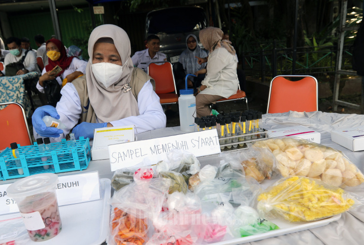 Petugas BPOM Memeriksa Takjil Pedagang Takjil Ramadan
