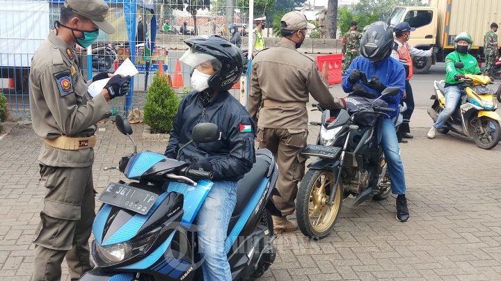 Petugas Check Point PSBB Kalideres Periksa SIKM