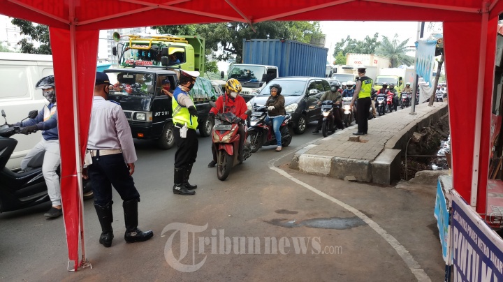 Petugas Check Point PSBB Kalideres Periksa SIKM