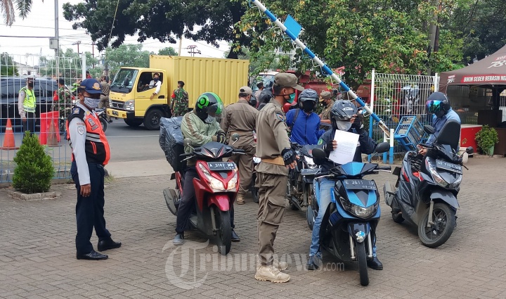 Petugas Check Point PSBB Kalideres Periksa SIKM