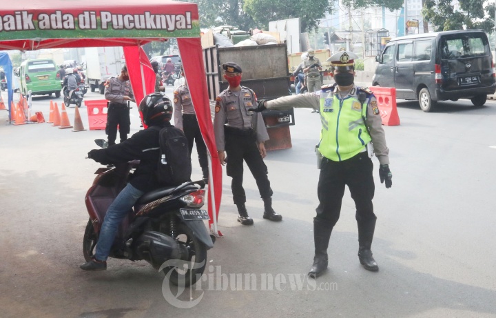 Petugas Check Point PSBB Kalideres Periksa SIKM