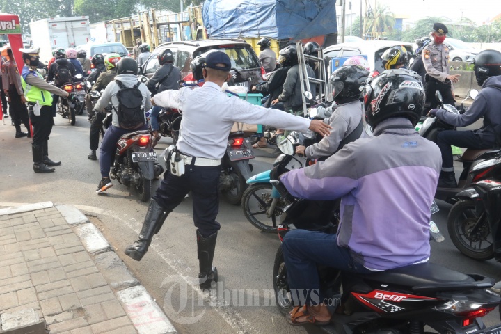 Petugas Check Point PSBB Kalideres Periksa SIKM