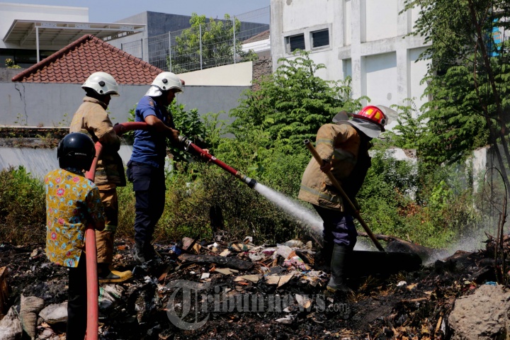Petugas Damkar Padamkan Kebakaran Ladang Kosong