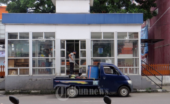 Petugas Dishub Bandung Bersihkan Shelter Bis Trans Metro
