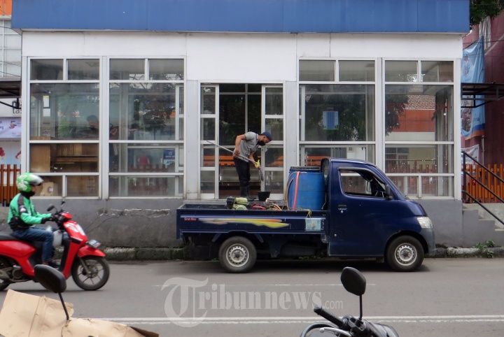 Petugas Dishub Bandung Bersihkan Shelter Bis Trans Metro