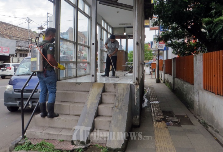 Petugas Dishub Bandung Bersihkan Shelter Bis Trans Metro