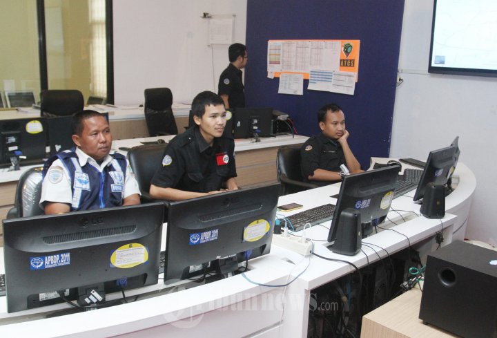 Petugas Dishub Pantau Arus Mudik Lebaran