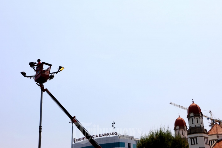 Petugas Disperkim Semarang Perbaiki Lampu Penerangan Jalan