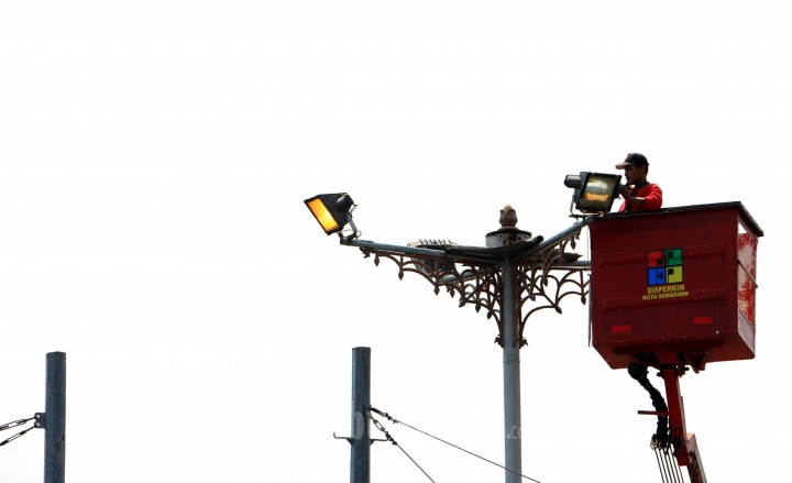 Petugas Disperkim Semarang Perbaiki Lampu Penerangan Jalan