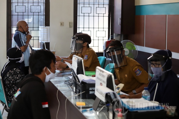 Petugas Dukcapil Gunakan Pelindung Wajah