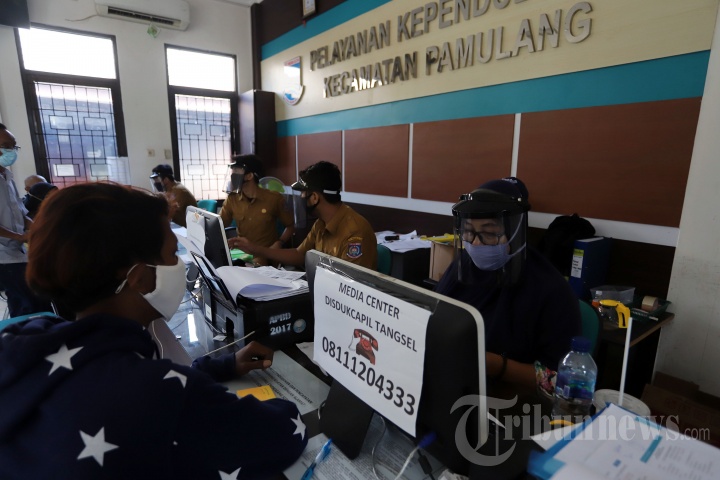 Petugas Dukcapil Gunakan Pelindung Wajah