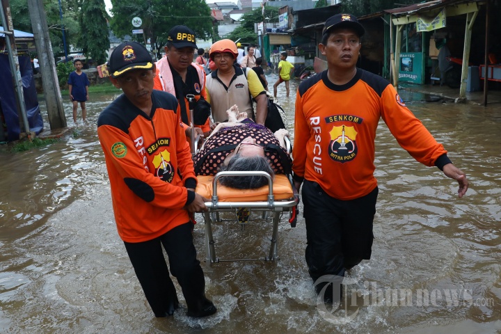 Petugas Evakuasi Warga Sakit yang Terlanda Banjir di Puri Bintaro