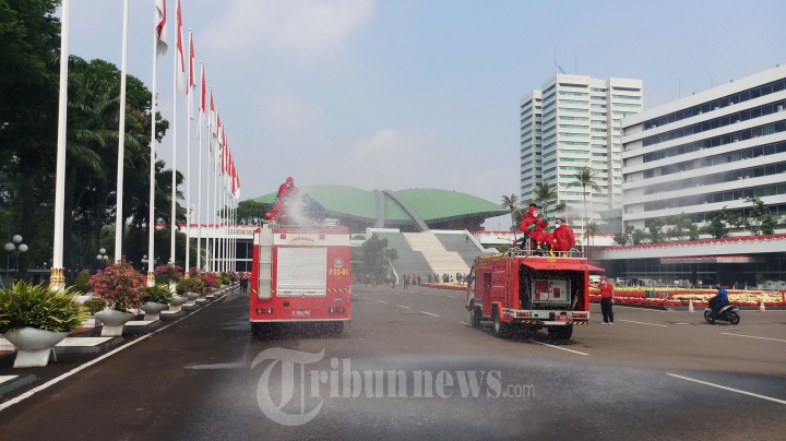 Petugas Gulkarmat DKI Semprot Disinfektan Gedung DPR/MPR RI