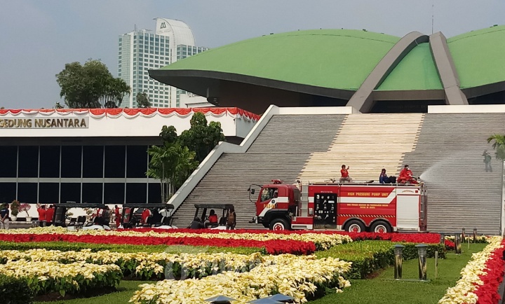 Petugas Gulkarmat DKI Semprot Disinfektan Gedung DPR/MPR RI