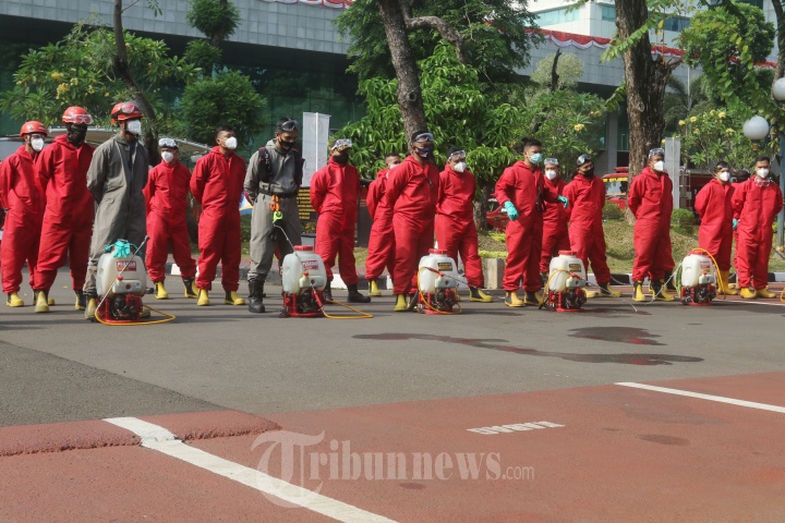 Petugas Gulkarmat DKI Semprot Disinfektan Gedung DPR/MPR RI