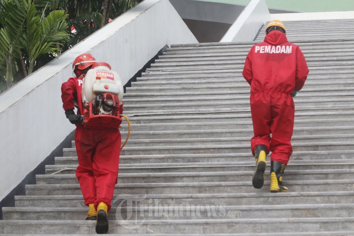 Petugas Gulkarmat DKI Semprot Disinfektan Gedung DPR/MPR RI