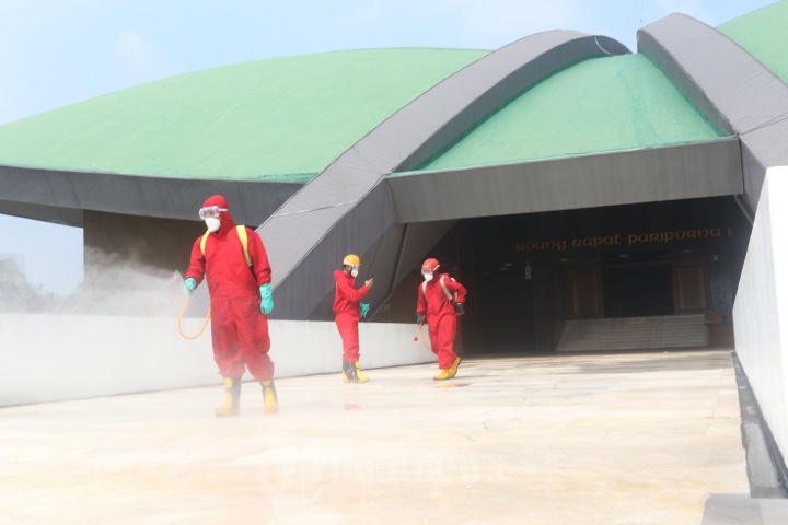 Petugas Gulkarmat DKI Semprot Disinfektan Gedung DPR/MPR RI