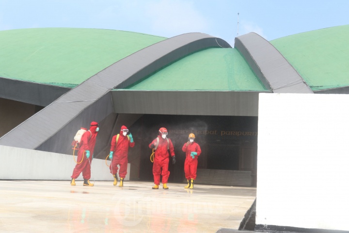 Petugas Gulkarmat DKI Semprot Disinfektan Gedung DPR/MPR RI