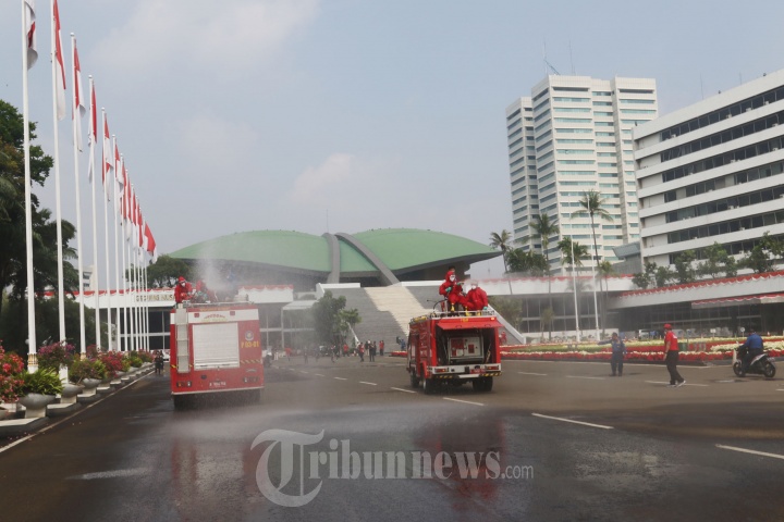 Petugas Gulkarmat DKI Semprot Disinfektan Gedung DPR/MPR RI