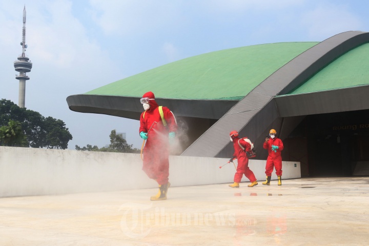 Petugas Gulkarmat DKI Semprot Disinfektan Gedung DPR/MPR RI