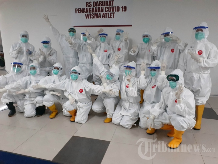 Petugas Medis Berfoto Saat Akan Menangani Pasien Covid-17