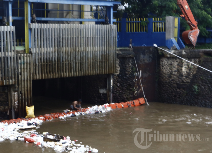 Petugas Memilih Sampah di Pintu Air Manggarai