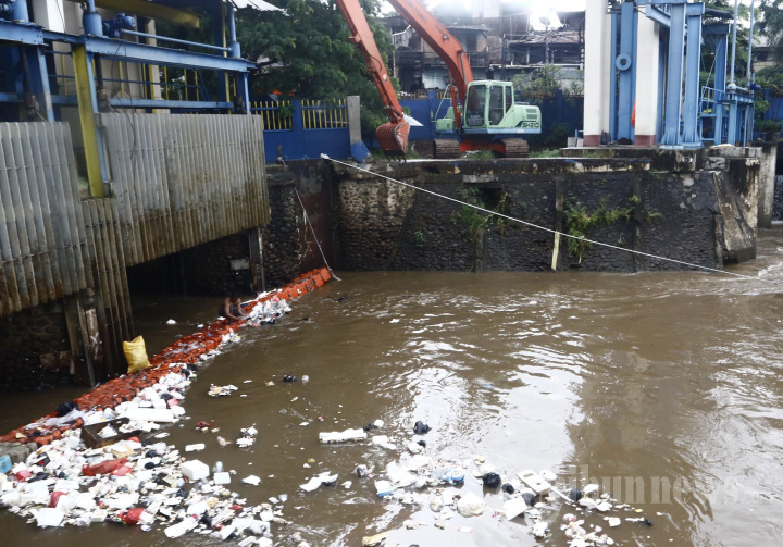 Petugas Memilih Sampah di Pintu Air Manggarai