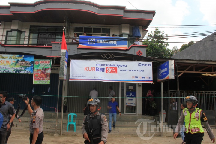 Petugas Mengevakuasi Bom Rakitan yang Gagal Dipakai Merampok