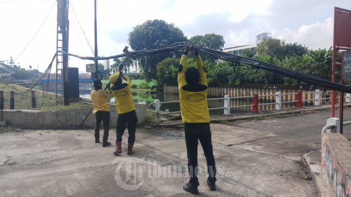 Petugas Merapikan Kabel Jaringan Internet Yang Berantakan