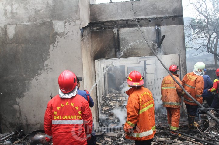Petugas Padamkan Kebakaran Pabrik Mebel