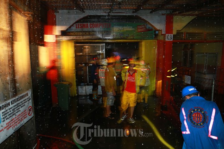 Petugas Pemadam Kebakaran Burusaha Padamkan Api