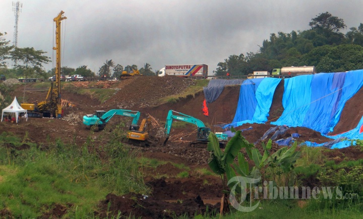 Petugas Perbaiki Longsor di Jalan Tol Purbaleunyi Km 118