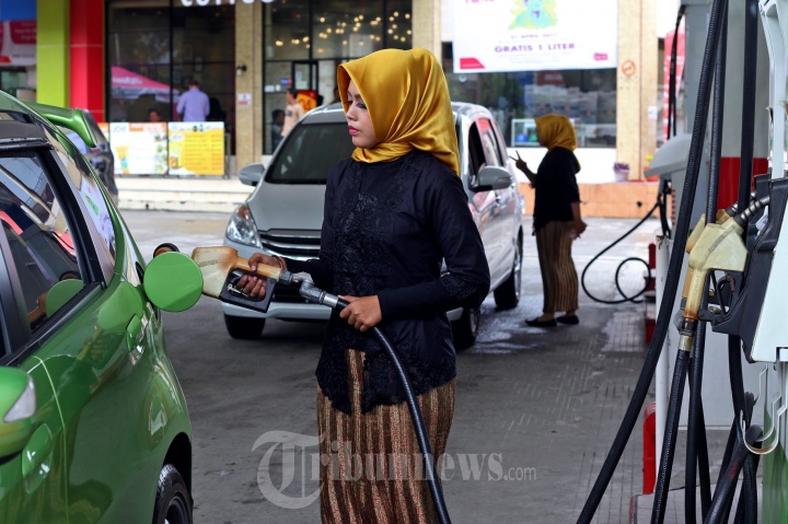 Petugas SPBU Berkebaya Sambut Hari Kartini