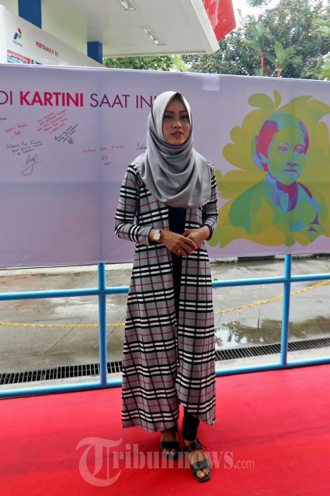Petugas SPBU Berkebaya Sambut Hari Kartini