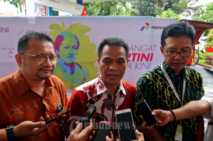 Petugas SPBU Berkebaya Sambut Hari Kartini