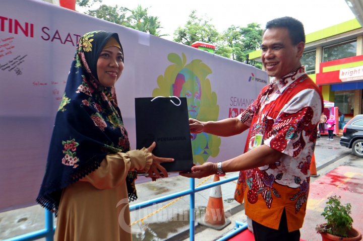 Petugas SPBU Berkebaya Sambut Hari Kartini
