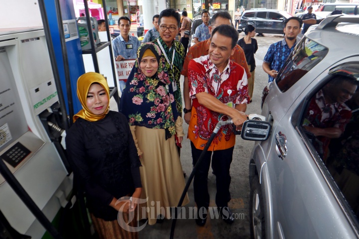 Petugas SPBU Berkebaya Sambut Hari Kartini