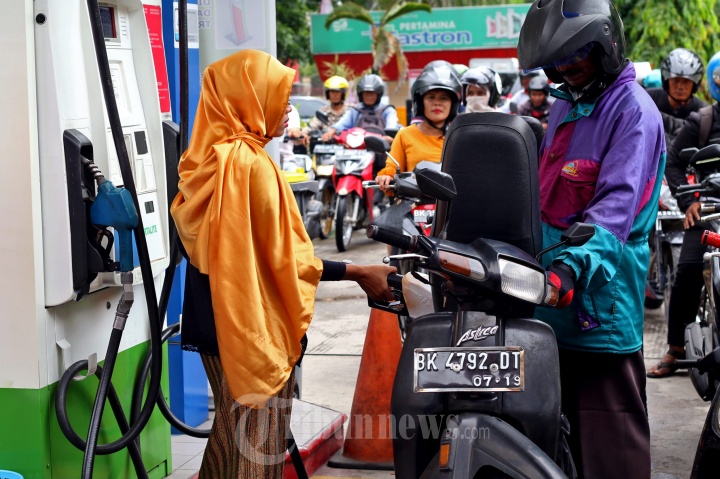 Petugas SPBU Berkebaya Sambut Hari Kartini