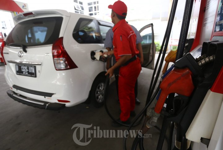 Petugas SPBU Layani Pengisian BBM Pertamax Yang Turun Harga