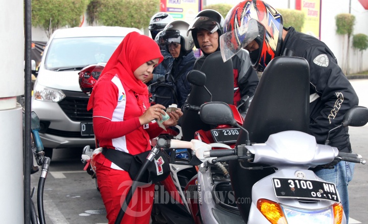 Petugas SPBU Melayani Pengisian BBM