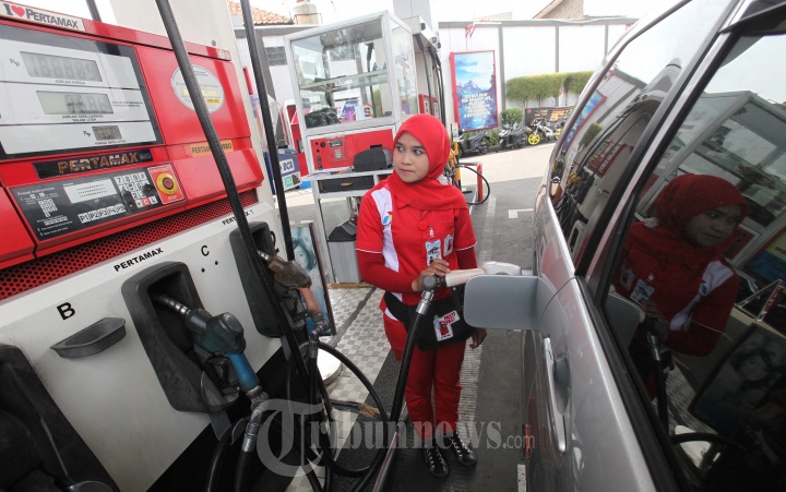 Petugas SPBU Melayani Pengisian BBM