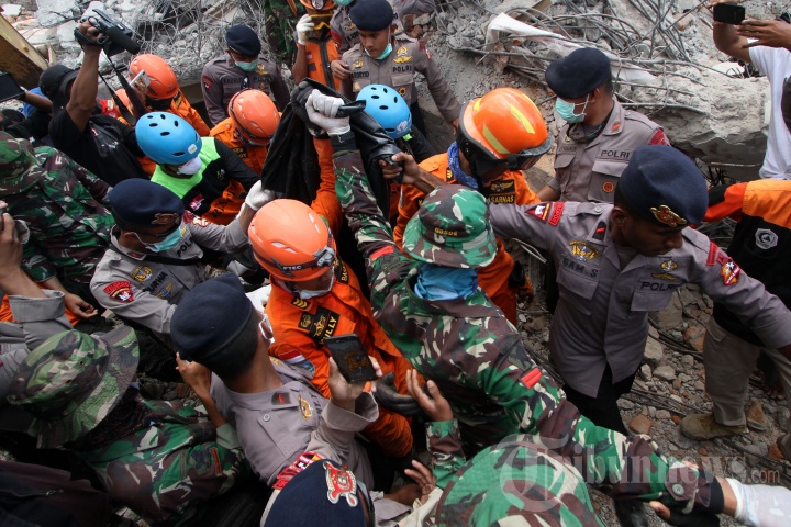 Petugas Temukan Korban Gempa Lombok