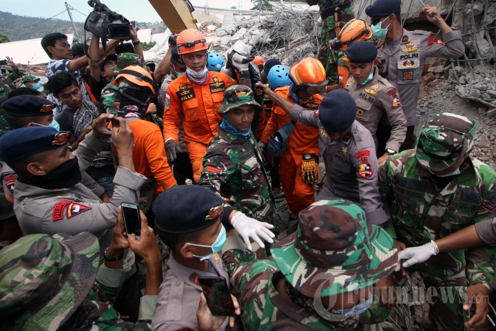 Petugas Temukan Korban Gempa Lombok