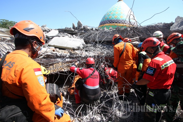 Petugas Temukan Korban Gempa Lombok