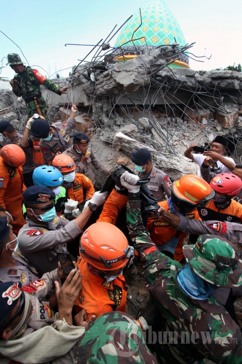 Petugas Temukan Korban Gempa Lombok